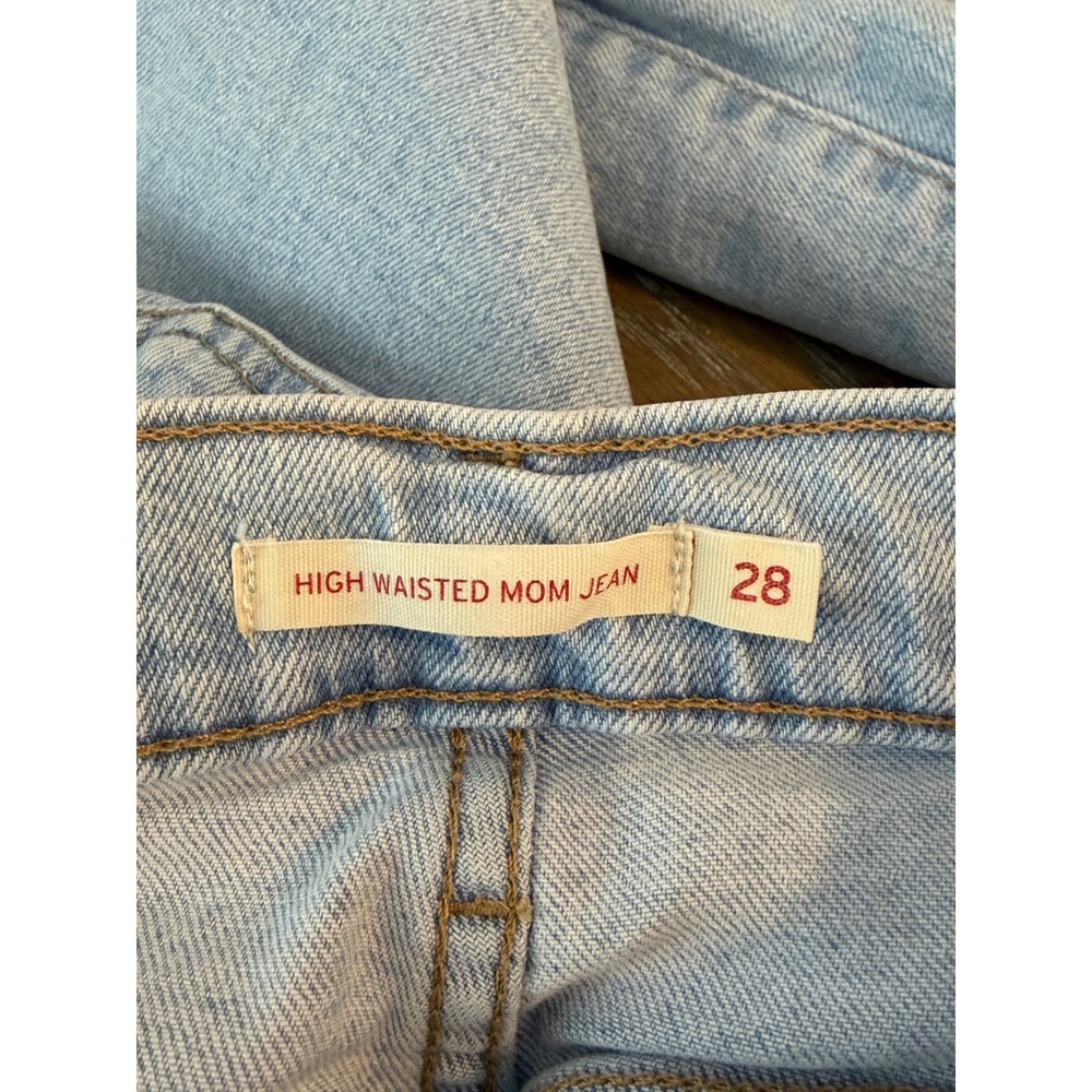 Levi's Women High Waisted Mom Jeans‎ Light Wash Distressed Size 28x25.5 - Picture 8 of 10
